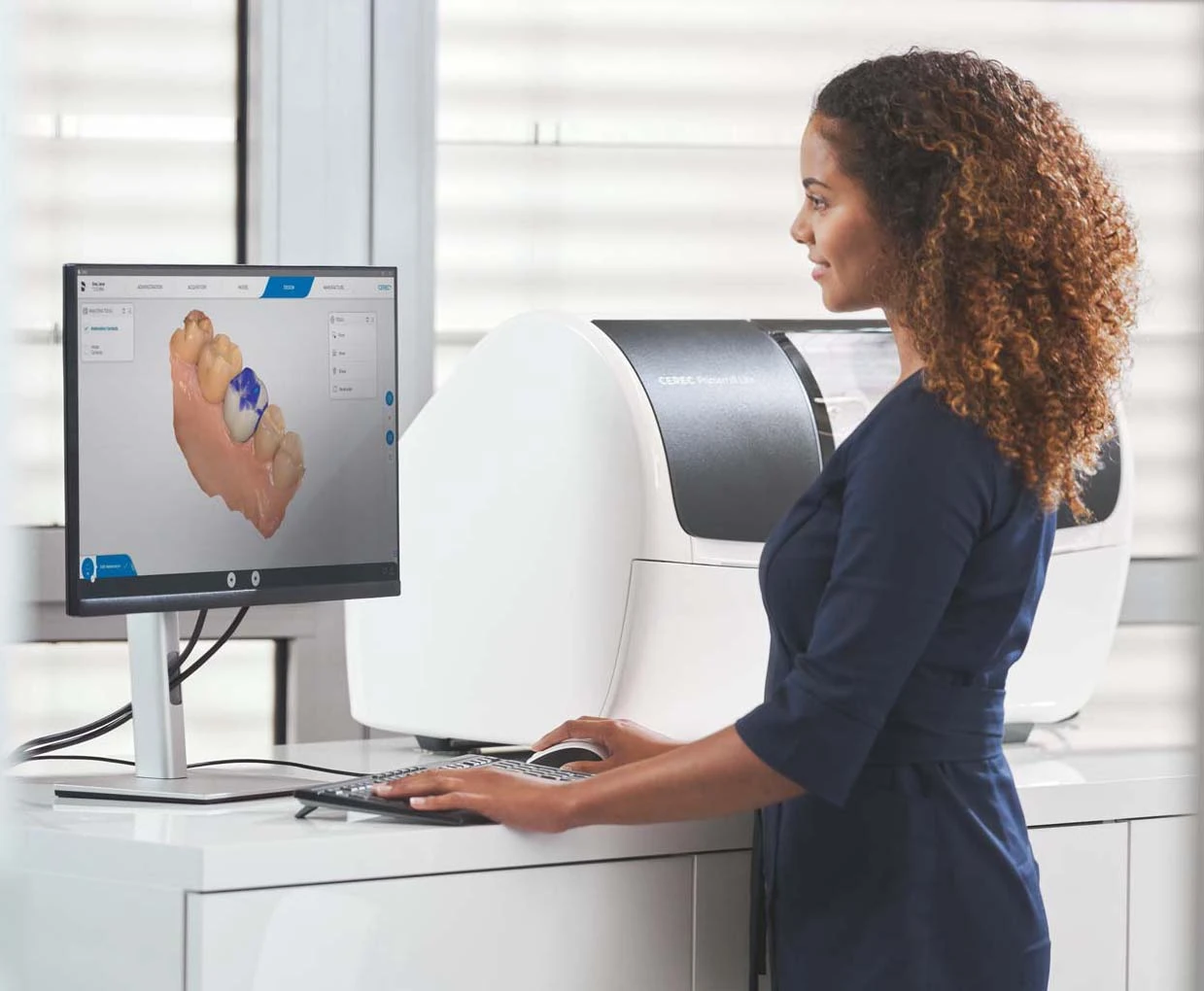 CEREC 보철 설계 화면을 확인하는 모습 · 제조사 예시
